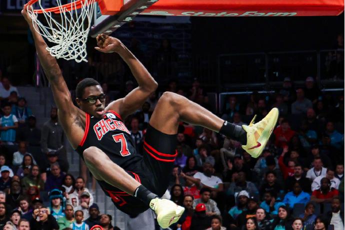 NBA常规赛：公牛加时击败黄蜂，终结对手8连败直播回放